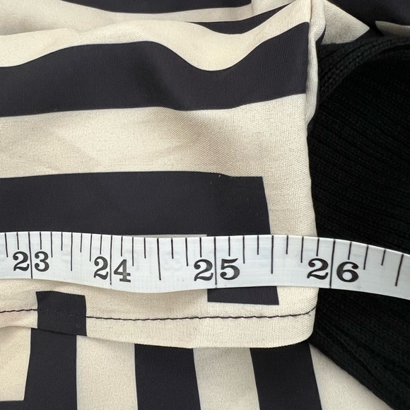 Alamia Black & Ivory Geometric Poet
Long Sleeve Blouse, size Med - Picture 11 of 11